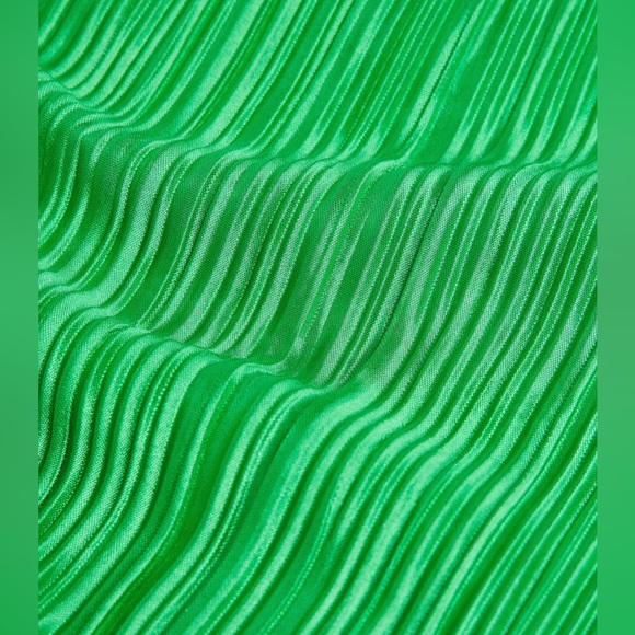 NWT Good American Kelly Green Pleated Satin Plisse Keyhole Blouse - Picture 5 of 8